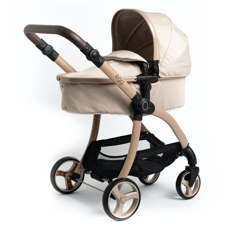 the egg® Dolls Pram - Feather shown in carrycot configuration